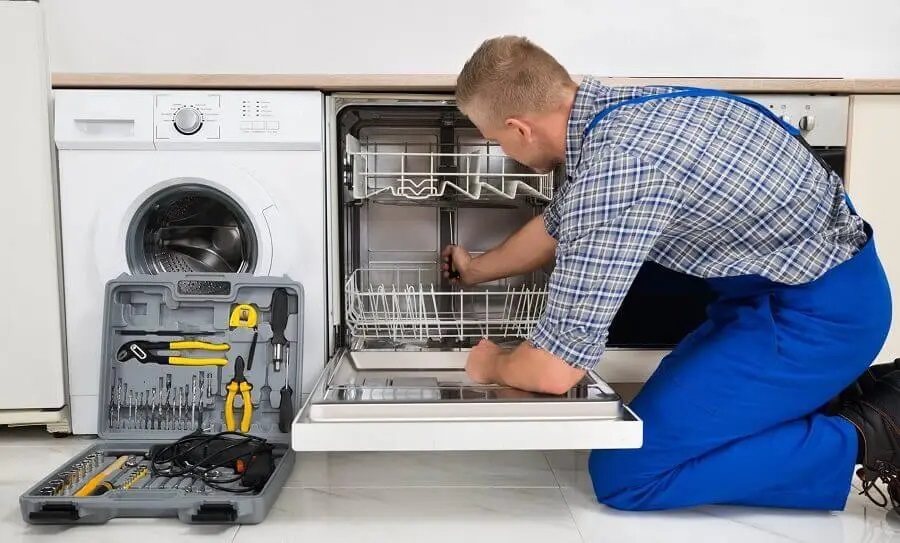 Bayrampaşa Hotpoint servisi teknisyen ekibi beyaz eşya tamiri yaparken